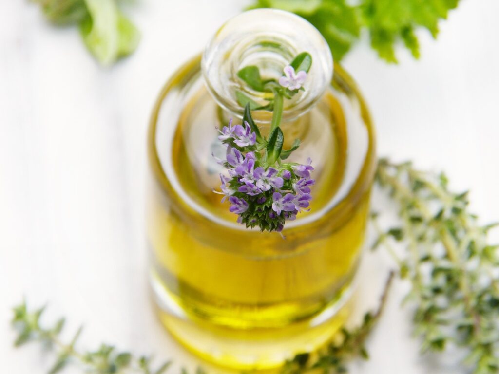 oil, bottle, thyme-4108079.jpg